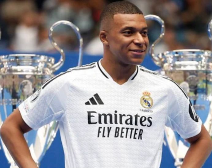 Mbappe es llevado de emergencia al hospital.
