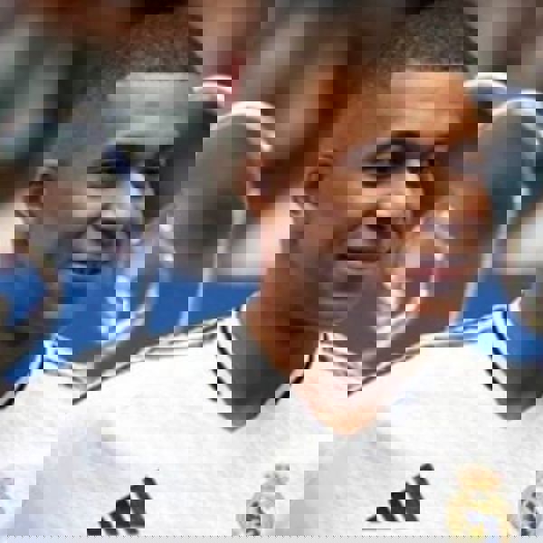 Mbappe es llevado de emergencia al hospital.