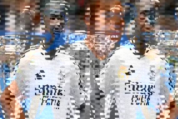 Mbappe es llevado de emergencia al hospital.