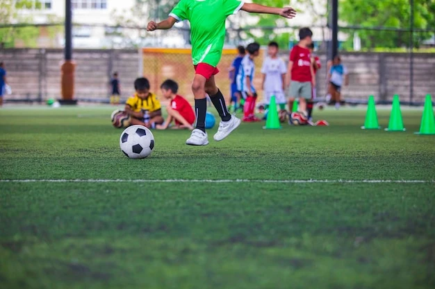 Ídolos del fútbol instruyen a pequeños y pequeñas de las Escuelas Populares