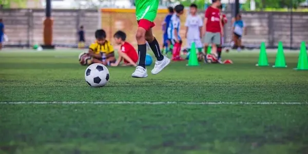 Ídolos del fútbol instruyen a pequeños y pequeñas de las Escuelas Populares
