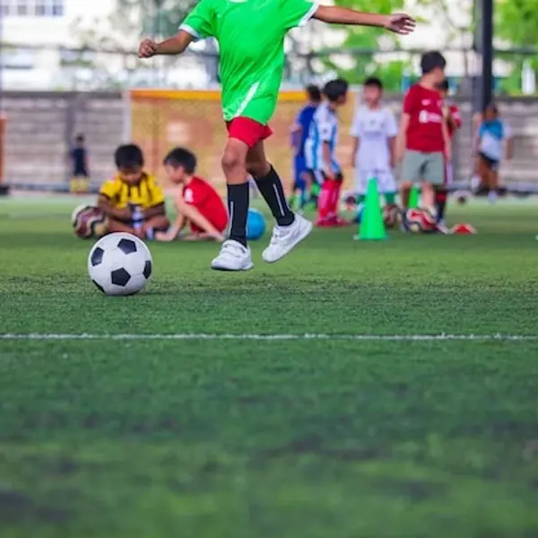 Ídolos del fútbol instruyen a pequeños y pequeñas de las Escuelas Populares