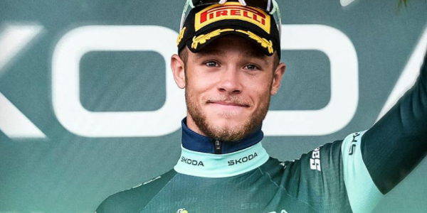 El italiano Jonathan Millán (Lidl-Trek) ganó con un potente sprint una etapa marcada por una caída masiva